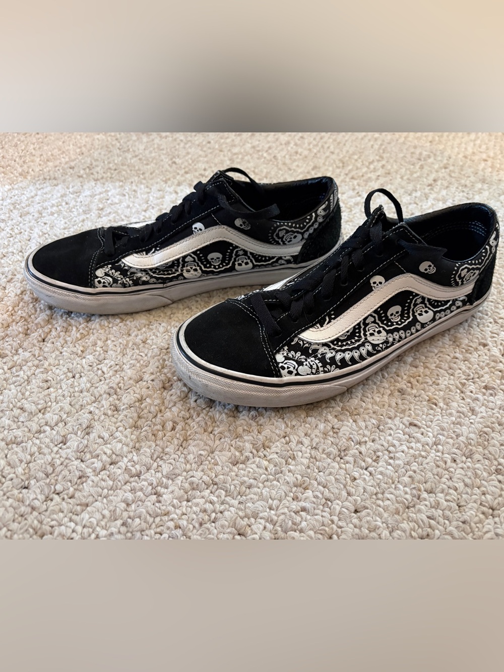 Vans Unisex Black Bandana Skull Sneakers Men 8.5, Women 10 - Picture 3 of 7